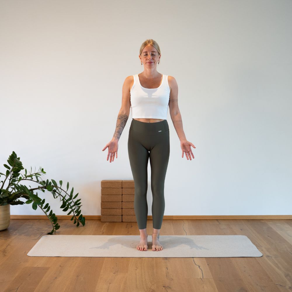 Frau in stehender Yogahaltung