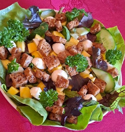 Salat mit Brotwürfeln