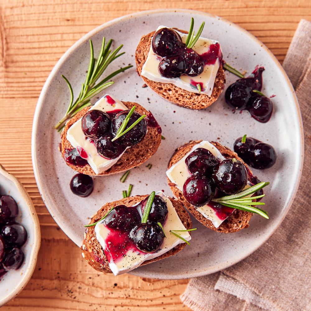 Camembert-Bruschetta mit Blaubeeren