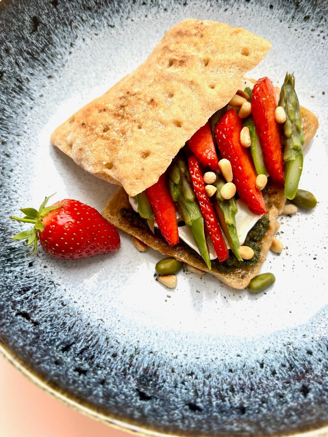 X. Platz Rezeptwettbewerb: Frühlings-Foccacia mit Spargel & Erdbeeren von Brita - Schnitzer