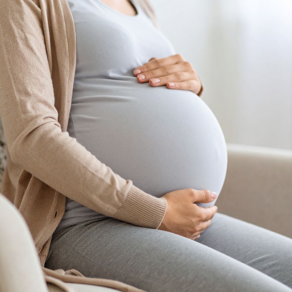 Frau hält Schwangerschaftsbauch