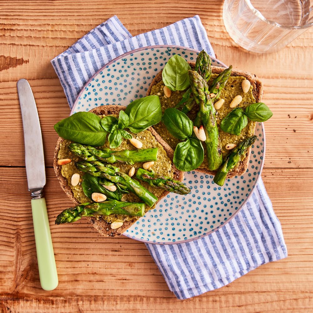 Brot mit grünem Spargel belegt