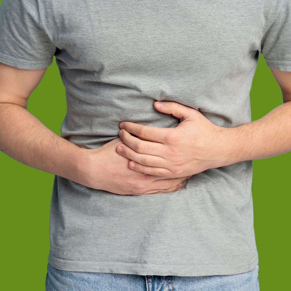 Mann hält sich den Bauch